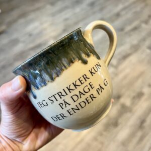 “JEG STRIKKER KUN PÅ DAGE DER ENDER MED G . BLÅ