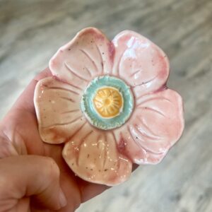 Lyserød blomst med rosa kant